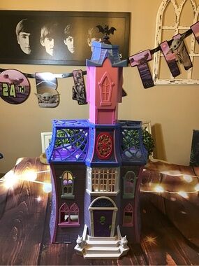 Disney junior vampirina scare B& B mansion doll Playset only